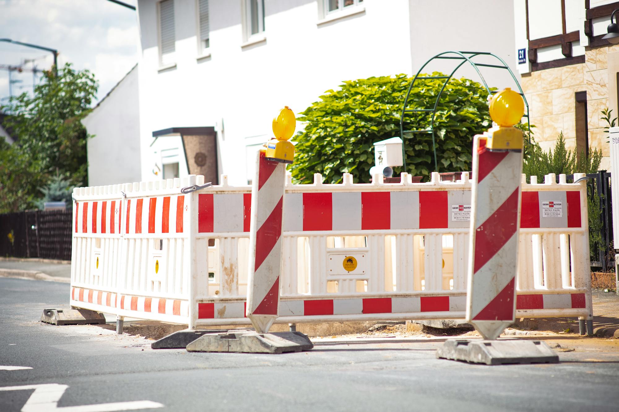 Mobile Bauzäune und Schrankenbaken mit Warnleuchten an einer Aufgrabung