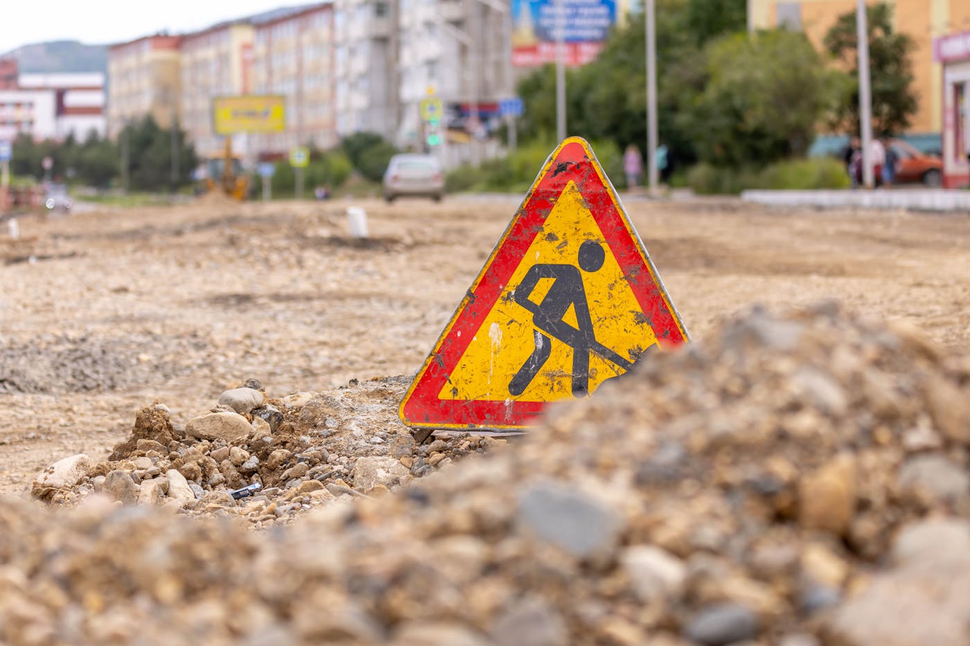 Aufgestelltes Gefahrzeichen Bauarbeiten am Rand einer Baustelle
